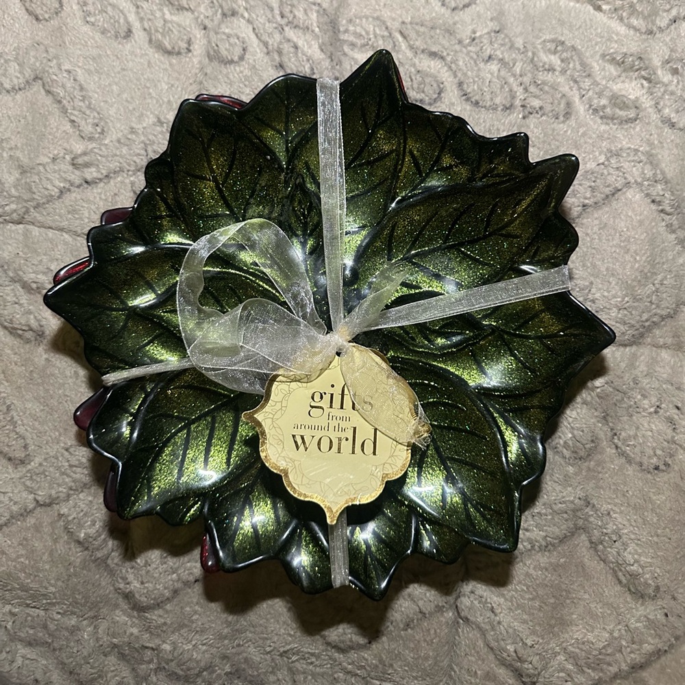 Holiday gift set of four decorative plates